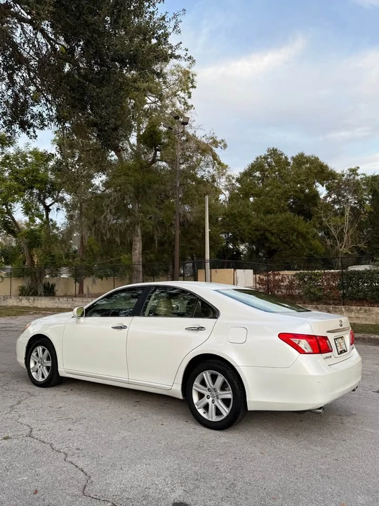 2010 Lexus ES 4th Gen - Image 3 of 10