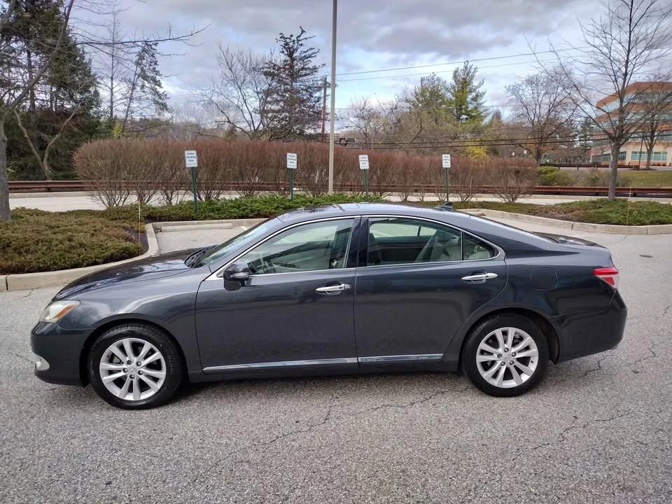 2010 Lexus ES 5th Gen - Image 4 of 12