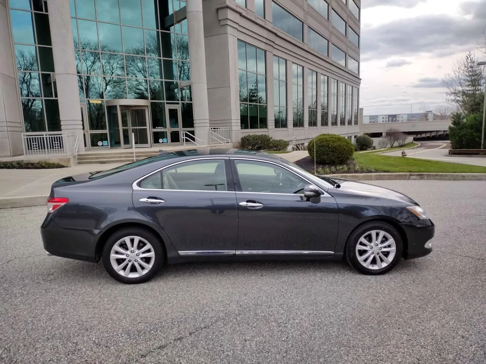 2010 Lexus ES 5th Gen - Image 5 of 12