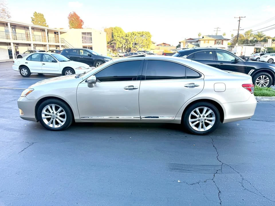2010 Lexus ES 5th Gen - Image 3 of 15