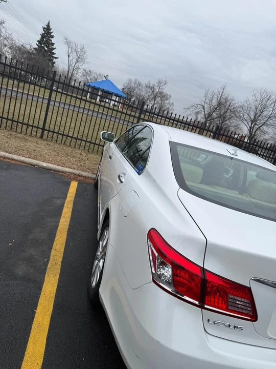 2010 Lexus ES 5th Gen - Image 2 of 7