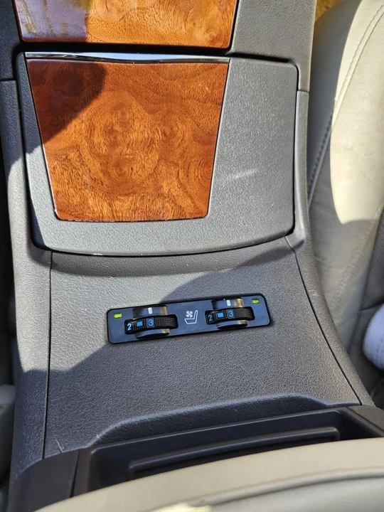 2010 Lexus ES 5th Gen - Image 5 of 10