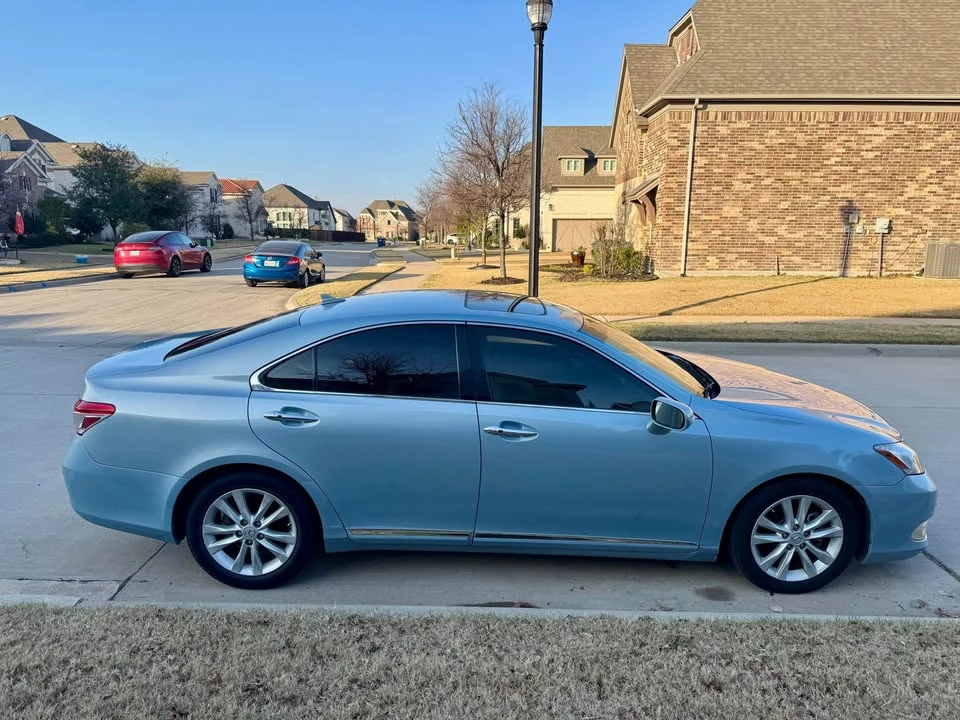 2010 Lexus ES 5th Gen - Image 3 of 11