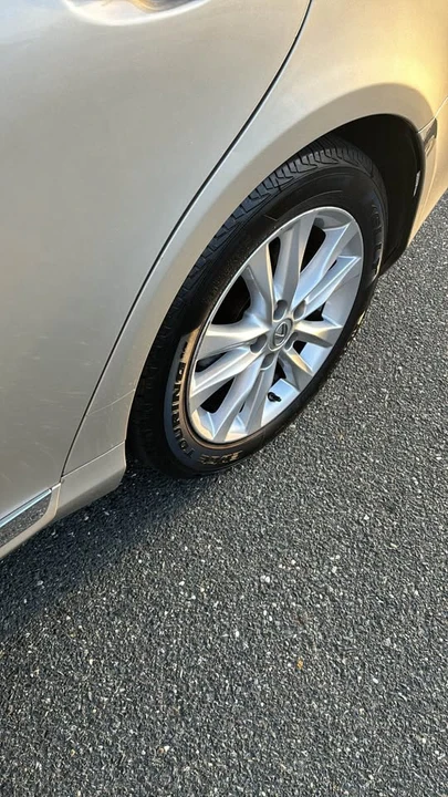 2010 Lexus ES 5th Gen - Image 5 of 15