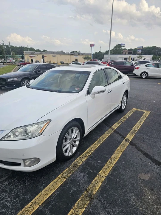 2010 Lexus ES 5th Gen - Image 2 of 10