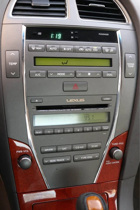 2010 Lexus ES 5th Gen - Image 16 of 19