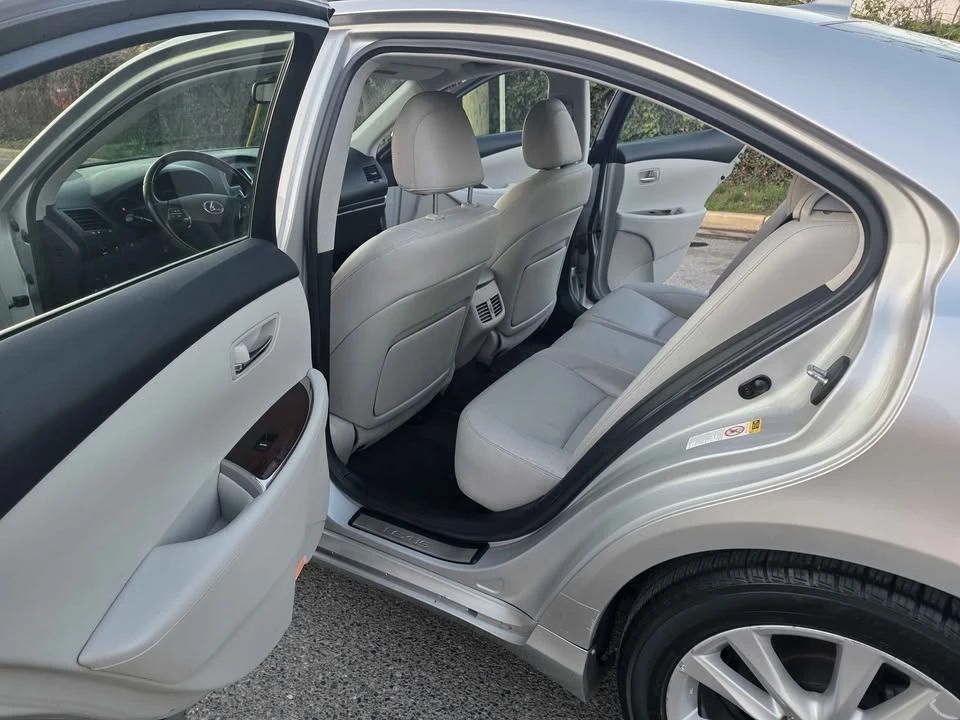 2010 Lexus ES 5th Gen - Image 2 of 12