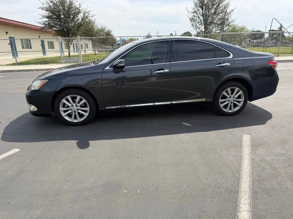 2010 Lexus ES 5th Gen - Image 2 of 12
