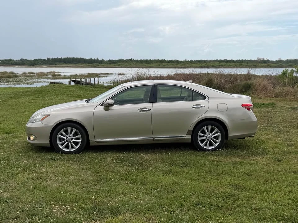 2010 Lexus ES 5th Gen - Image 2 of 13