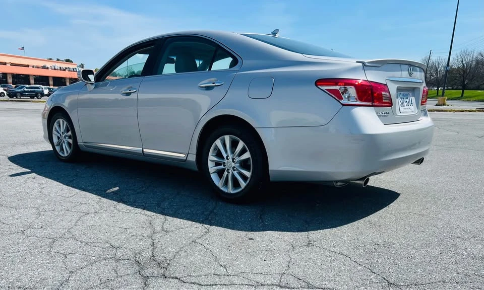 2010 Lexus ES 5th Gen - Image 4 of 8