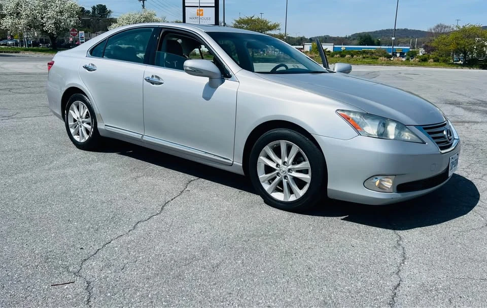 2010 Lexus ES 5th Gen - Image 2 of 8