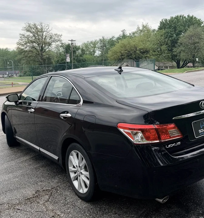 2010 Lexus ES 5th Gen - Image 2 of 18