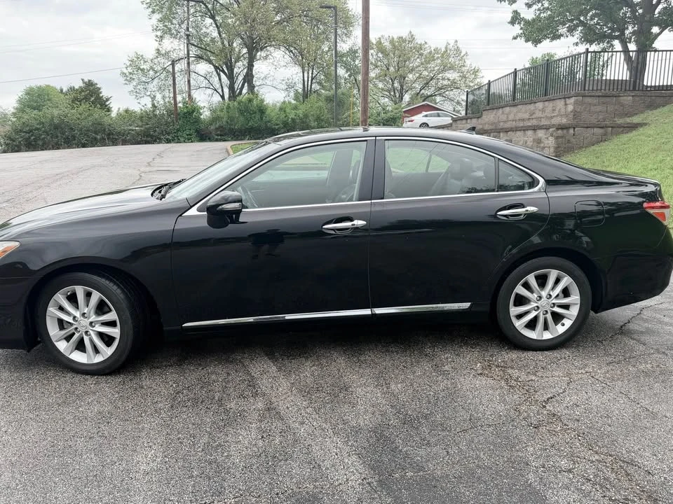 2010 Lexus ES 5th Gen - Image 2 of 17