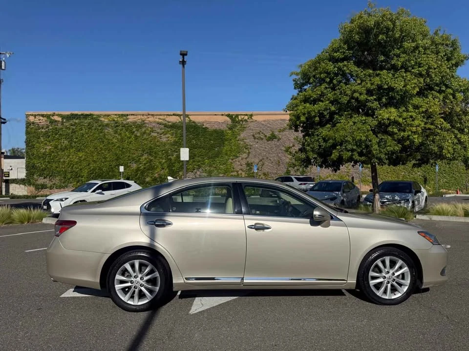 2010 Lexus ES 5th Gen - Image 3 of 16