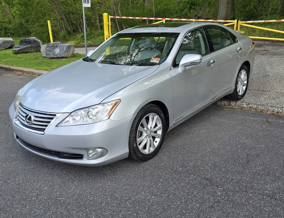2010 Lexus ES 5th Gen - Image 2 of 16
