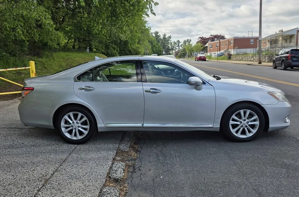 2010 Lexus ES 5th Gen - Image 15 of 16