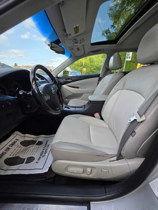 2010 Lexus ES 5th Gen - Image 11 of 16