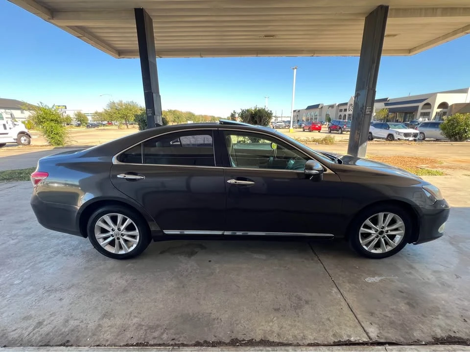 2010 Lexus ES 5th Gen - Image 10 of 16