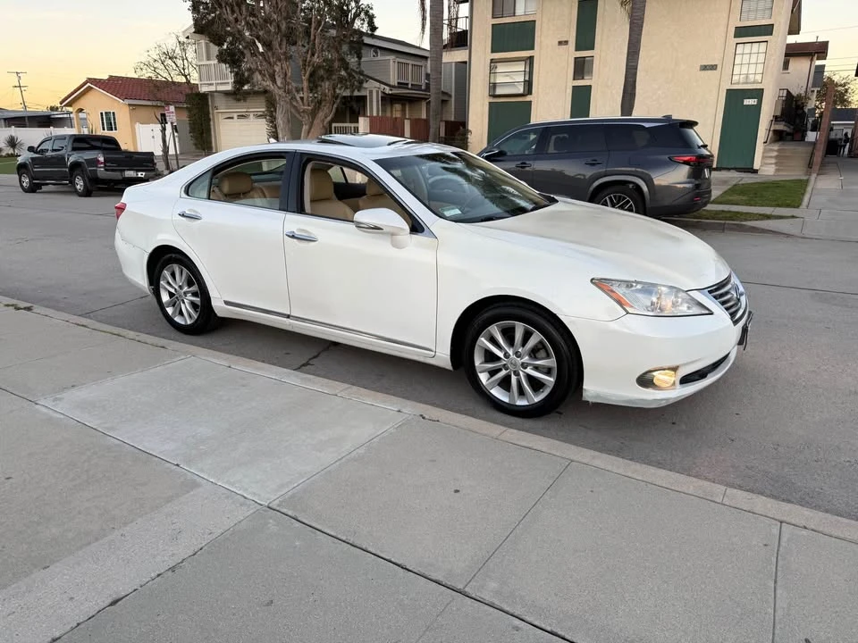 2010 Lexus ES 5th Gen - Image 2 of 15