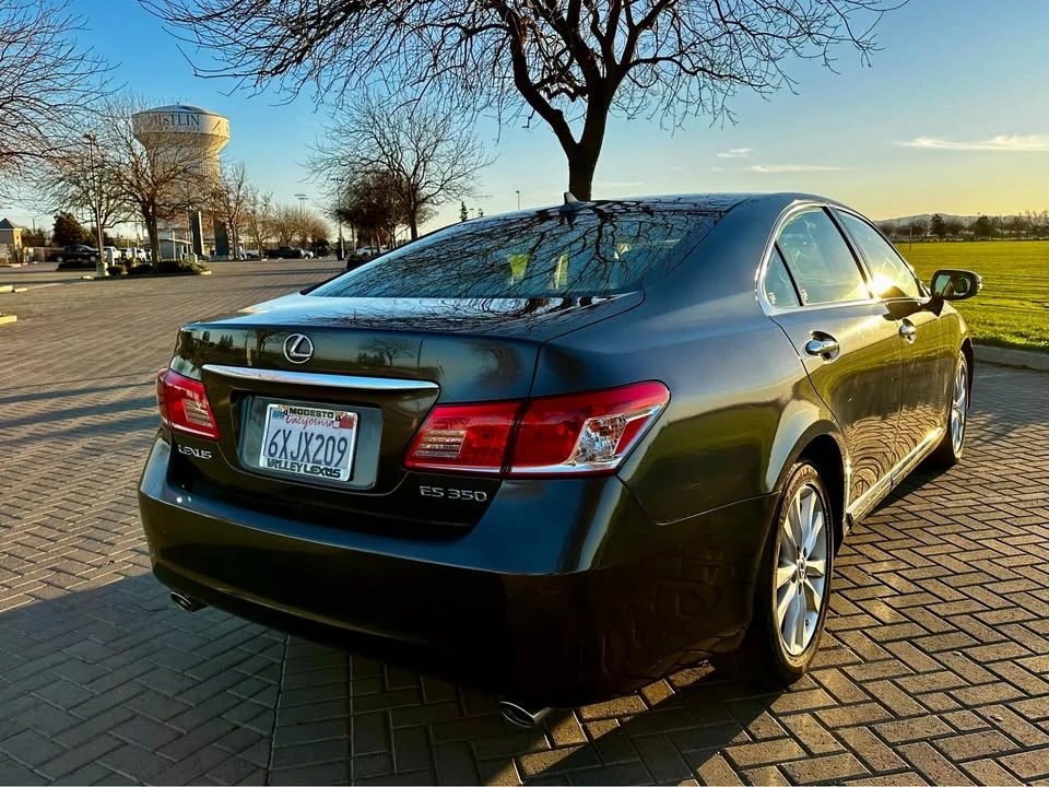 2010 Lexus ES 5th Gen - Image 5 of 10