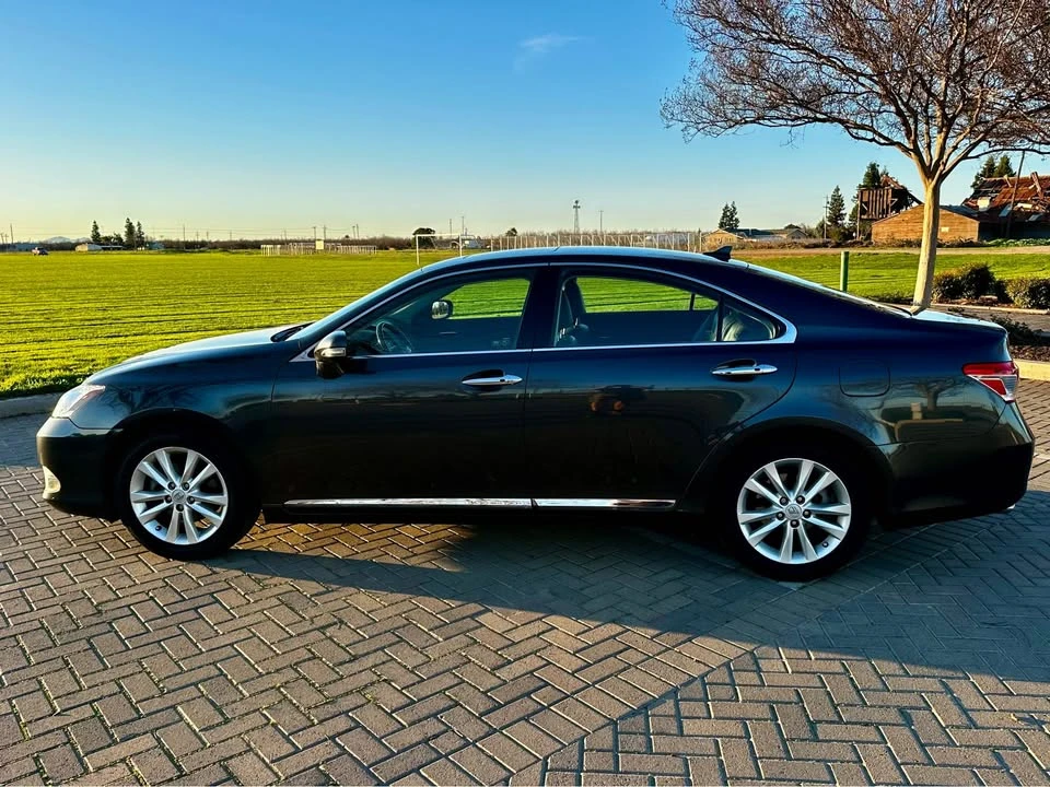 2010 Lexus ES 5th Gen - Image 2 of 10