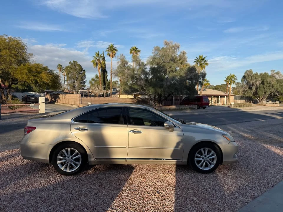 2010 Lexus ES 5th Gen - Image 5 of 12