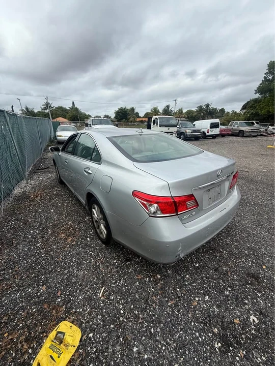 2010 Lexus ES 5th Gen - Image 3 of 4