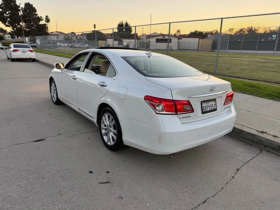 2010 Lexus ES 5th Gen - Image 3 of 15