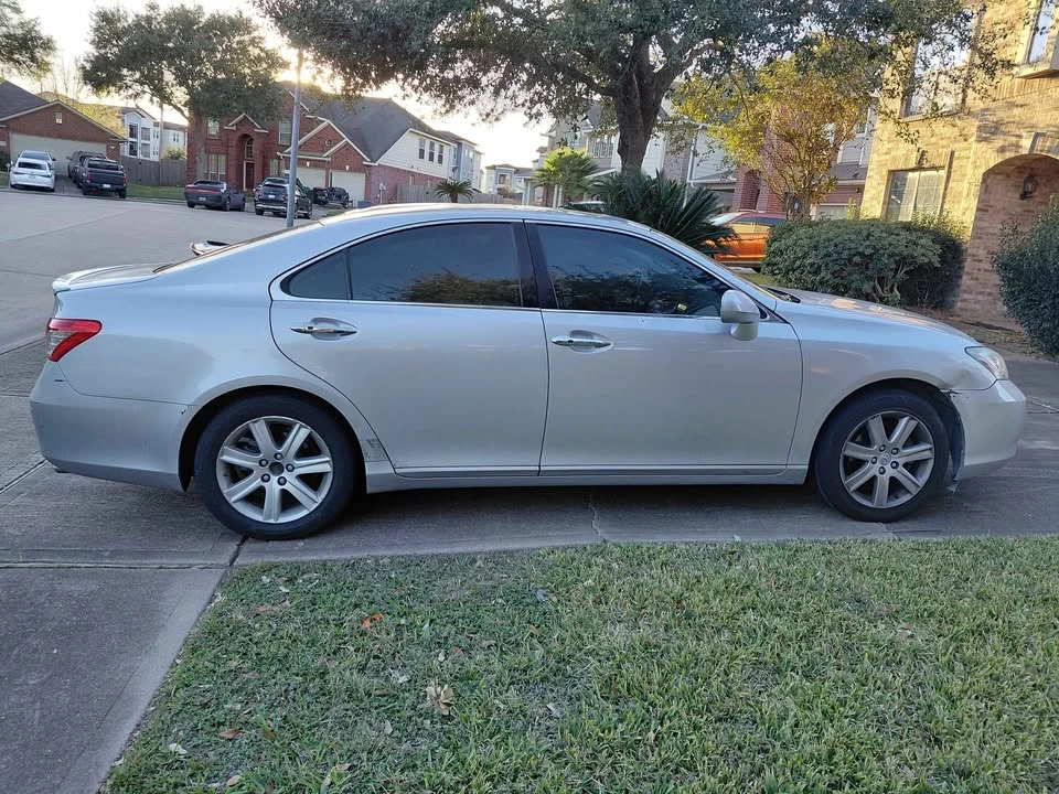 2010 Lexus ES 5th Gen - Image 2 of 12