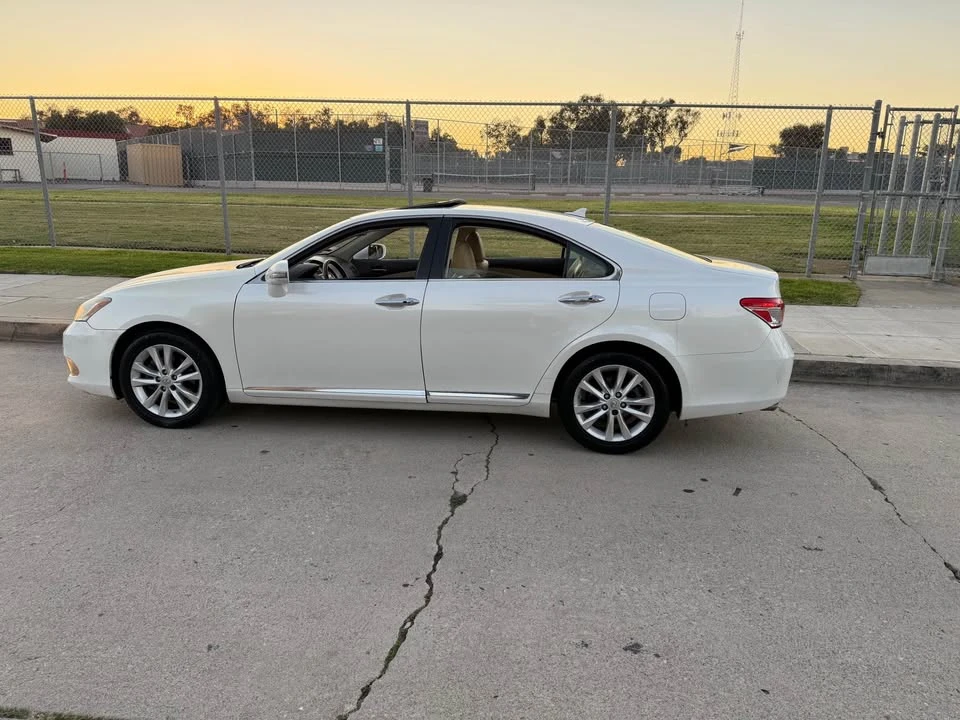 2010 Lexus ES 5th Gen - Image 11 of 15