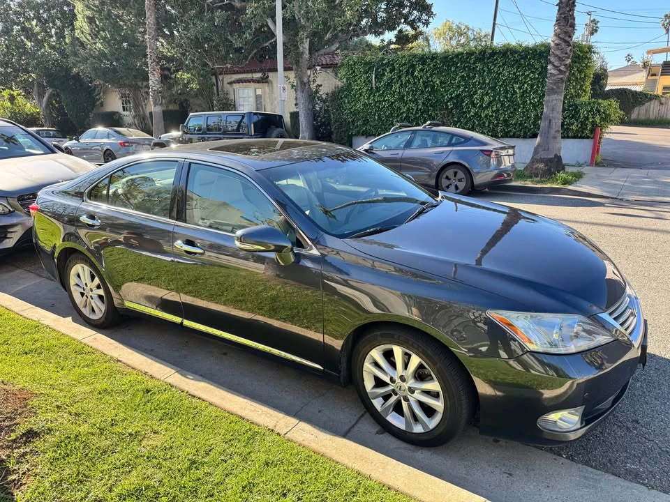2010 Lexus ES 5th Gen - Image 3 of 11