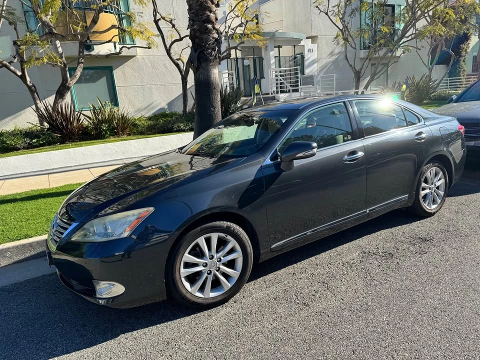2010 Lexus ES 5th Gen - Image 2 of 11