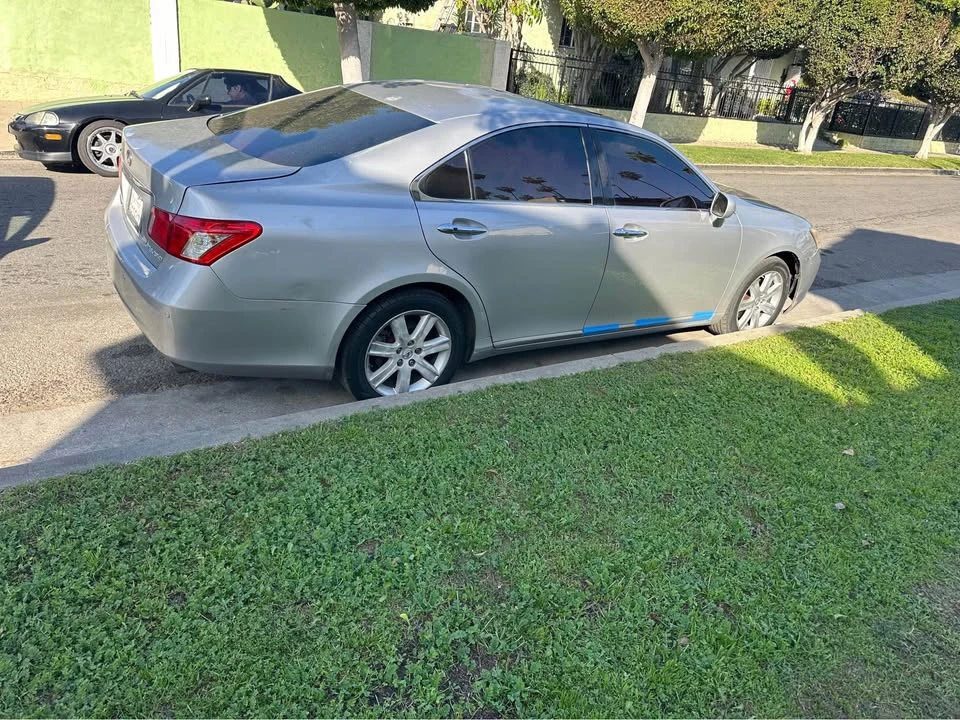2010 Lexus ES 5th Gen - Image 2 of 4