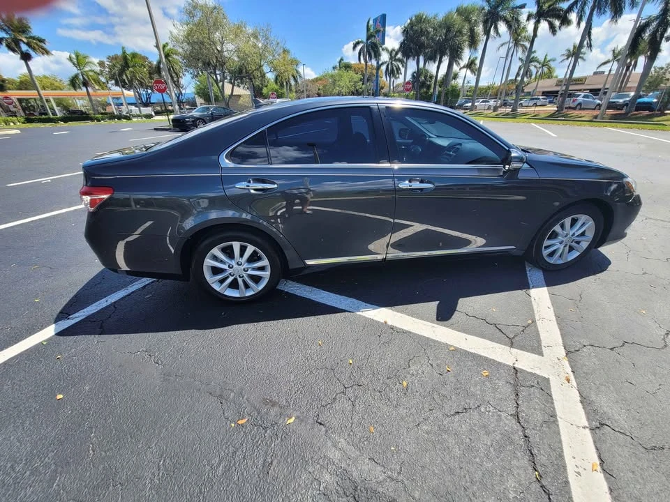 2010 Lexus ES 5th Gen - Image 2 of 17