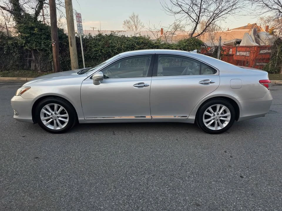 2010 Lexus ES 5th Gen - Image 2 of 12