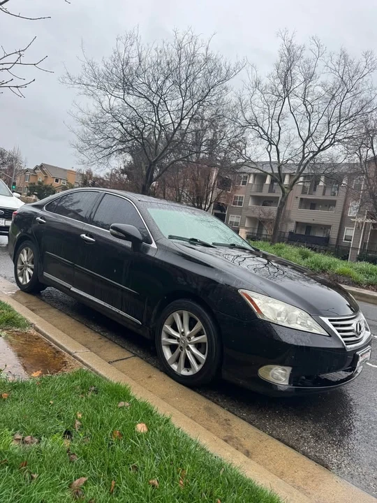 2010 Lexus ES 5th Gen - Image 2 of 4