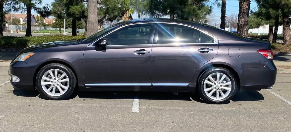 2010 Lexus ES 5th Gen - Image 2 of 15