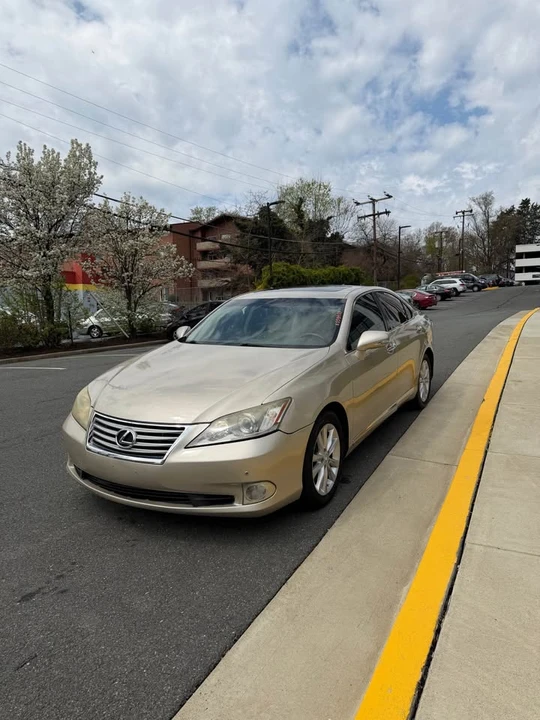 2010 Lexus ES 5th Gen - Image 2 of 16