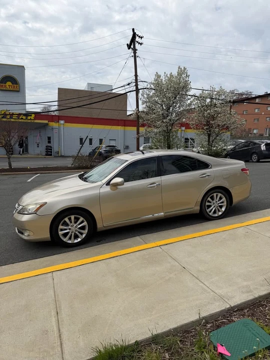 2010 Lexus ES 5th Gen - Image 3 of 16