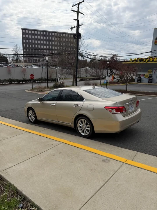 2010 Lexus ES 5th Gen - Image 4 of 16