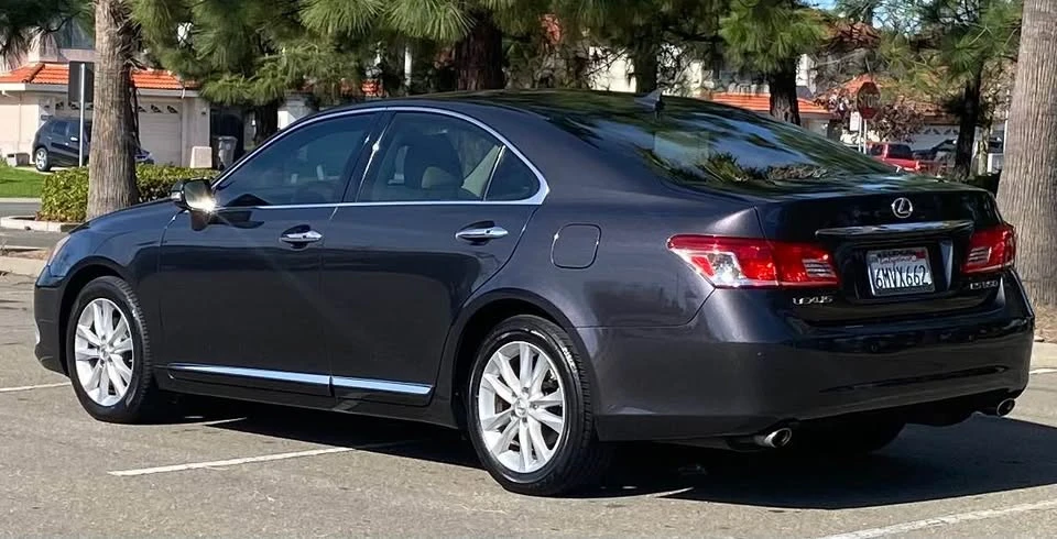 2010 Lexus ES 5th Gen - Image 3 of 15
