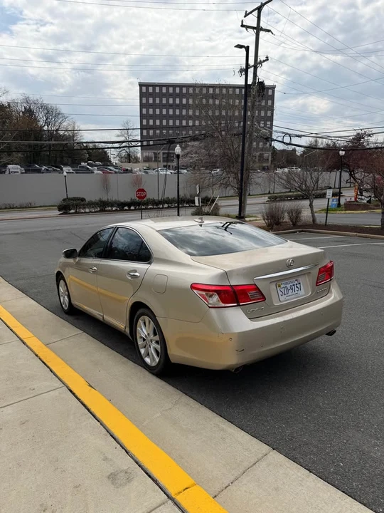 2010 Lexus ES 5th Gen - Image 5 of 16