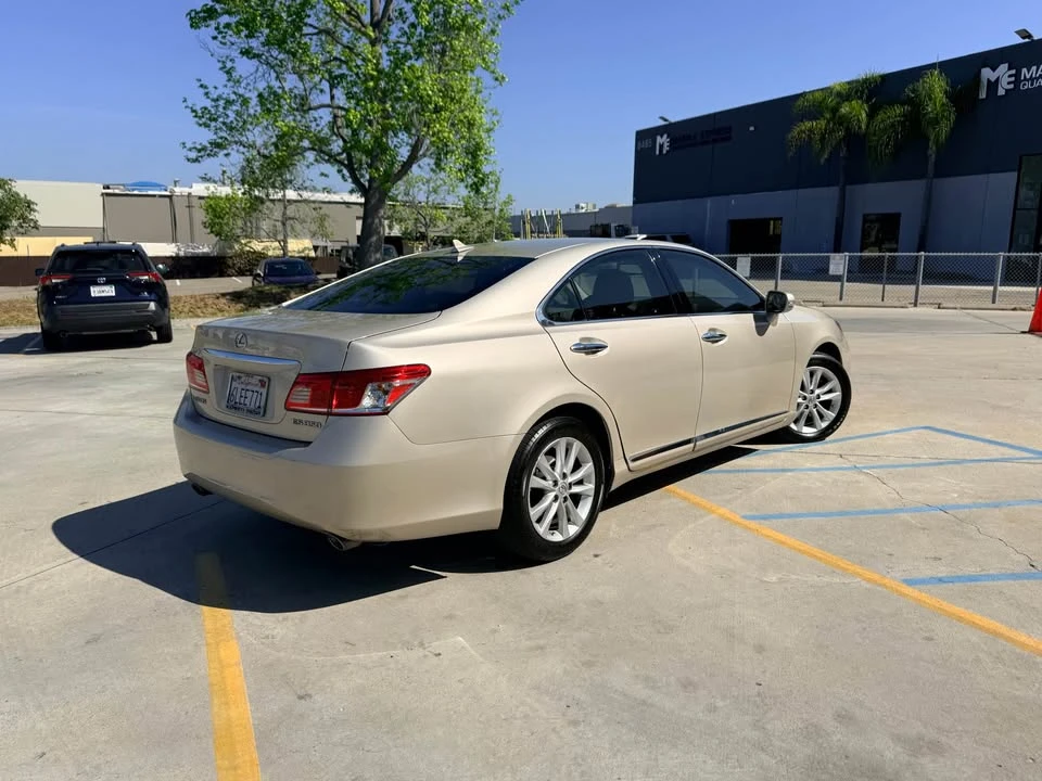 2010 Lexus ES 5th Gen - Image 3 of 15