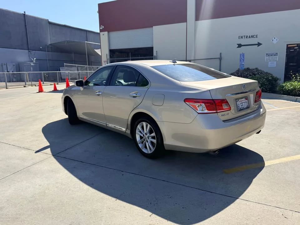 2010 Lexus ES 5th Gen - Image 5 of 15