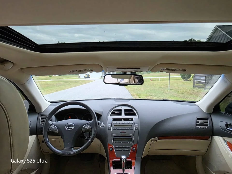 2010 Lexus ES 5th Gen - Image 5 of 10