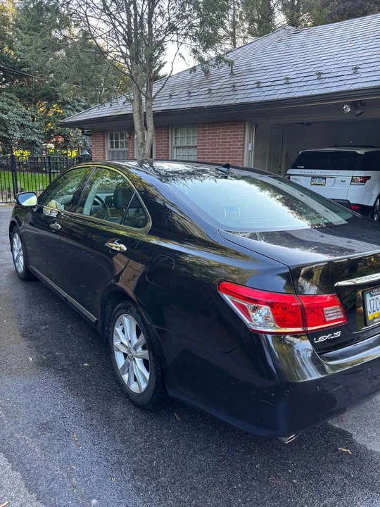 2010 Lexus ES 5th Gen - Image 4 of 13