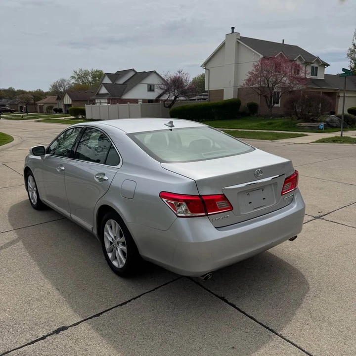 2010 Lexus ES 5th Gen - Image 3 of 19