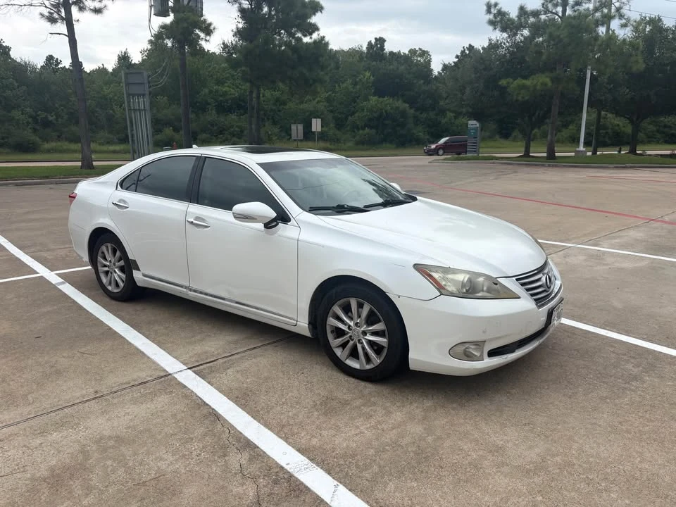 2010 Lexus ES 5th Gen - Image 2 of 5