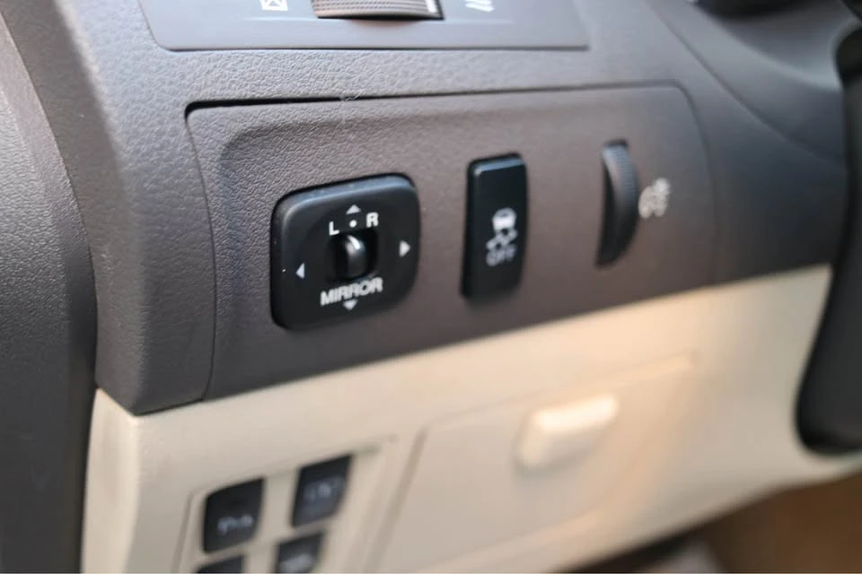 2010 Lexus ES 4th Gen - Image 11 of 13