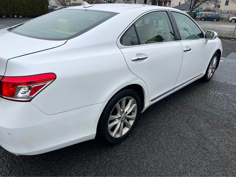 2010 Lexus ES 5th Gen - Image 2 of 17